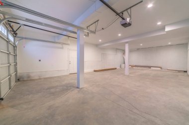 Parlak ışıkları olan boş çimento garajı.