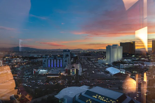 Vista sul tramonto di Las Vegas con cielo colorato — Foto Stock