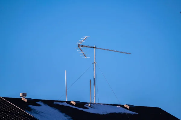 Антенна связи, установленная на дневном освещении на крыше — стоковое фото
