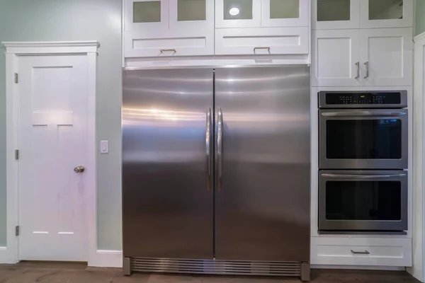 Nagy kétajtós hűtőszekrény beépített sütővel — Stock Fotó