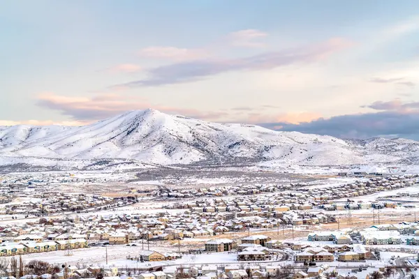 Dik dağ ve Utah Vadisi 'ndeki güzel evler kış karıyla örtülü. — Stok fotoğraf