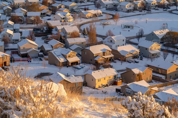Obytná čtvrť v údolí Utah na malebném zasněženém leteckém výhledu v zimě — Stock fotografie