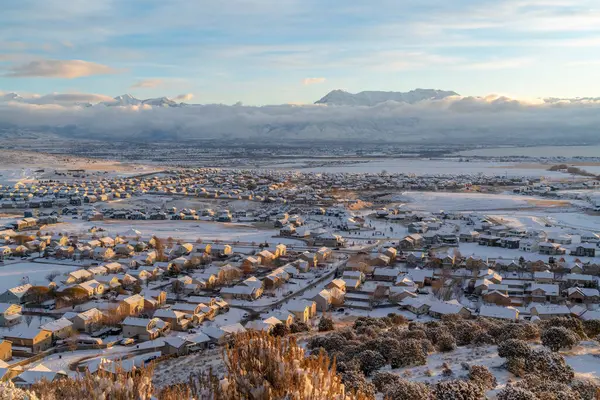 Puesta de sol en Utah Valley con casas en un barrio nevado con vista a la montaña — Foto de Stock