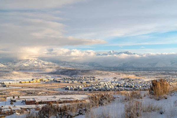 Barrio de montaña y residencial en Utah Valley en un día nevado de invierno — Foto de Stock
