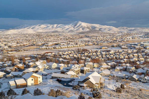 Casas en Utah Valley comunidad con vistas a la montaña contra el cielo nublado — Foto de Stock