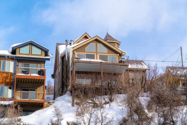 Park City homes with balconies that has scenic view of snowy winter landscape — Stock Photo, Image