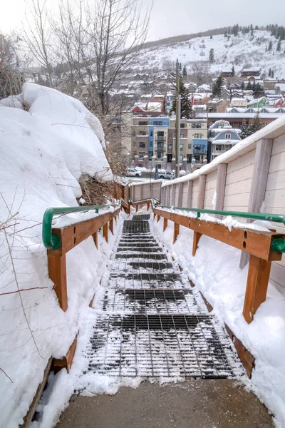 Escaleras exteriores con vistas al nevado barrio de Park City y montaña en invierno — Foto de Stock