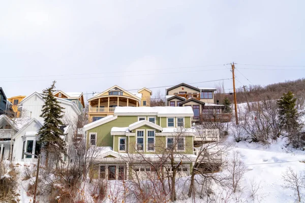 Kışın Utah Park şehrinde, karlı dağ yamacında evler. — Stok fotoğraf