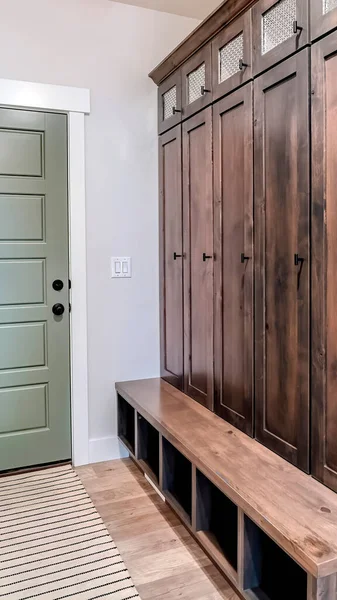 Vertical Home interior dengan pintu api berdekatan dengan lemari kayu vintage tinggi — Stok Foto