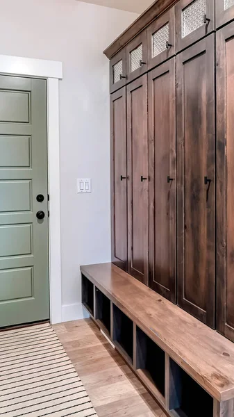 Intérieur de la maison verticale avec porte coupe-feu adjacente à la grande armoire en bois vintage — Photo