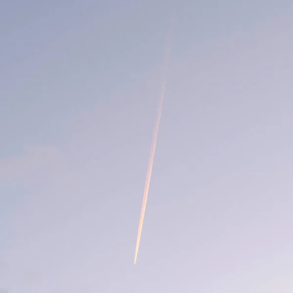 Cuadrado Contrail de un avión que vuela sobre el barrio de South Jordan City — Foto de Stock