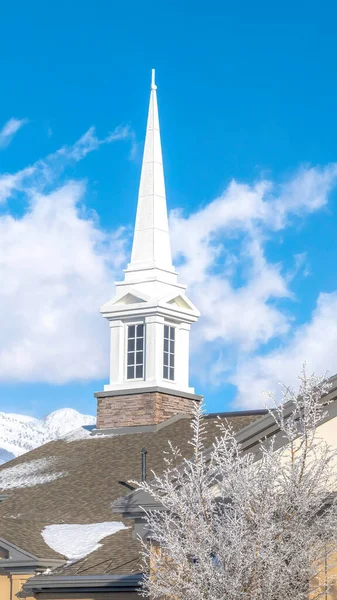 Iglesia vertical con la pendiente nevada de las montañas Wasatch y el fondo cielo azul nublado — Foto de Stock