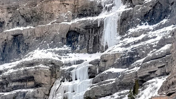 Panorama Bridal Veil Falls with frozen water on steep slope during winter in Provo Canyon — Stock Photo, Image