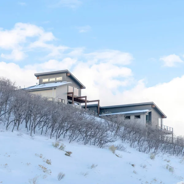 Plac Wasatch Mountain ustawienie z domu na dziewiczej śnieżnej stoku w zimie — Zdjęcie stockowe