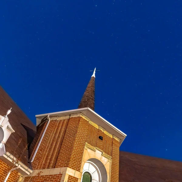 Fachada cuadrada de una iglesia en Provo Utah con ventanas de ladrillo arqueadas y campanario — Foto de Stock