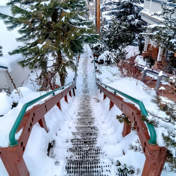 Квадратні сходи посеред околиці та мальовничий пагорб, вкритий снігом взимку. — стокове фото
