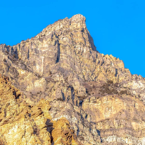 Площадь Крупный склон скалистой горы против ясного голубого неба в каньоне Прово — стоковое фото