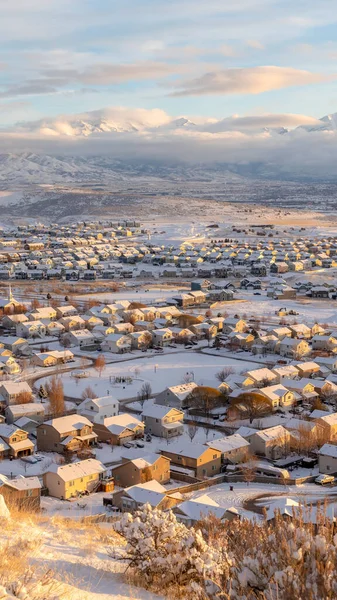 Casas Verticales en la comunidad del Valle de Utah con vistas panorámicas a la montaña en un día nevado de invierno —  Fotos de Stock