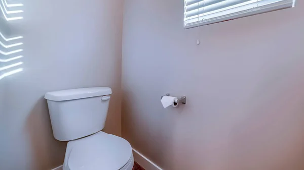 Panorama-Toilette an der Ecke eines Badezimmers gegen graue Wand mit Papierrollenhalter — Stockfoto