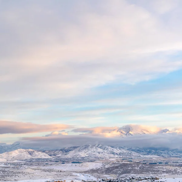 Escénico paisaje del Valle de Utah cubierto de nieve bajo un cielo azul nublado —  Fotos de Stock