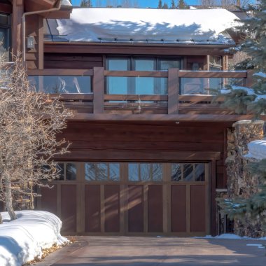 Park City 'deki Sunny Mahallesi' nin köşesinde garaj kapısı ve balkon manzaralı bir ev.