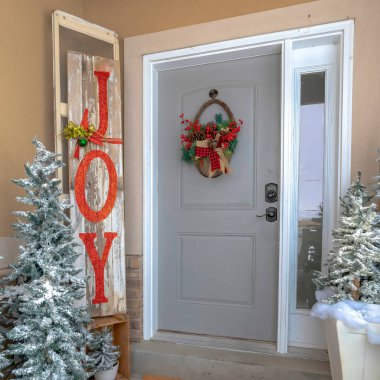 Kare çerçeve şenlikli ev girişi Noel ağaçları tatil süslemeleri ve sepet çelenkleriyle
