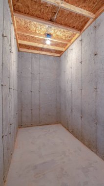 Yeni inşa edilmiş evdeki dikey çerçeve Dar koridor veya oda