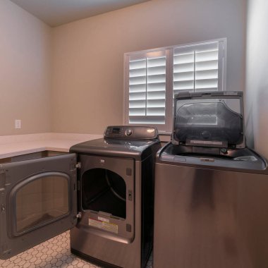 Çamaşır odasının içindeki kare elektrikli aletler.