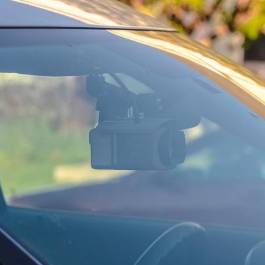 Gösterge paneli kameralı şerifin arabasının ön camı.