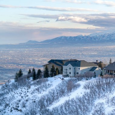 Wasatch Dağları 'ndaki kare evler engellenmemiş vadi ve bulutlu gökyüzü manzaralı