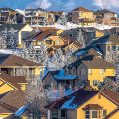 Wasatch Dağları manzaralı bir dağ yerleşim yerinin kare evleri