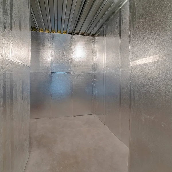 Cadre carré Intérieur d'une unité d'entreposage frigorifique à domicile vide — Photo