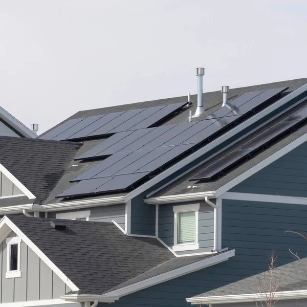 Square crop House esterno nel sud della Giordania Utah con vista di pannelli solari sul tetto grigio — Foto Stock