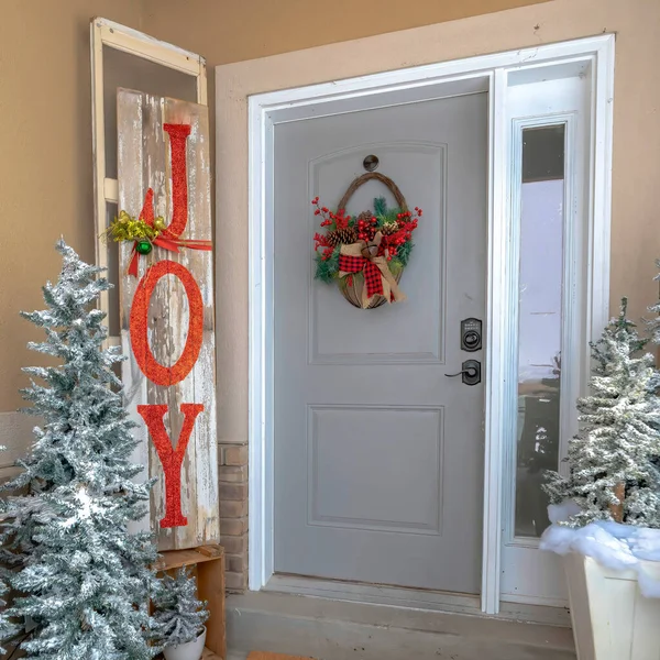 Rama kwadratowa Uroczyste wejście do domu z choinkami dekoracje świąteczne i wieniec kosz — Zdjęcie stockowe