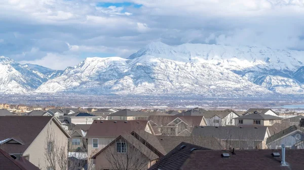 Cultivo Panorama Casas en una comunidad pintoresca con vista a la montaña nevada helada en invierno — Foto de Stock