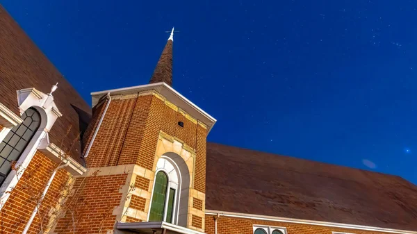 Marco panorámico Fachada de una iglesia en Provo Utah con paredes de ladrillo, ventanas arqueadas y campanario — Foto de Stock