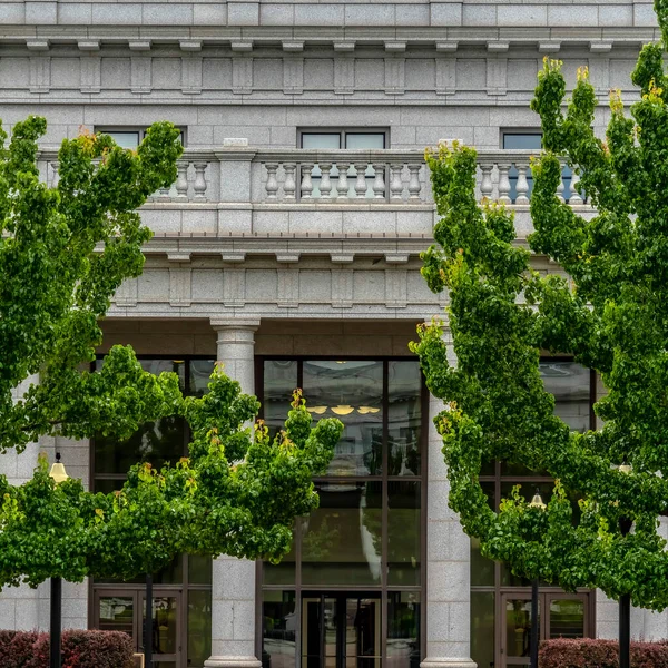 Entrée carrée d'un bâtiment blanc avec chaussée menant à l'entrée de la porte vitrée — Photo