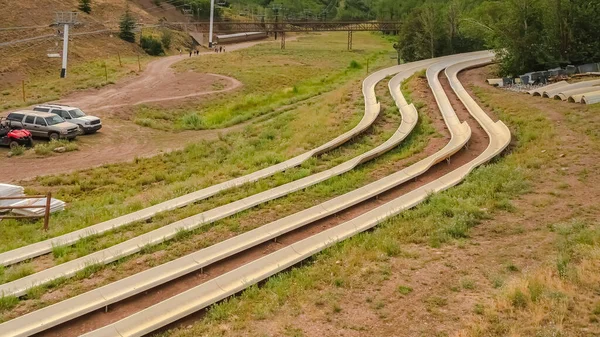 Слайд-горки на горном курорте Парк-Сити штата Юта в межсезонье — стоковое фото