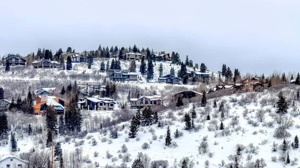 Panorama Park City Utah barrio en invierno con casas coloridas en la cima de la colina nevada — Foto de Stock