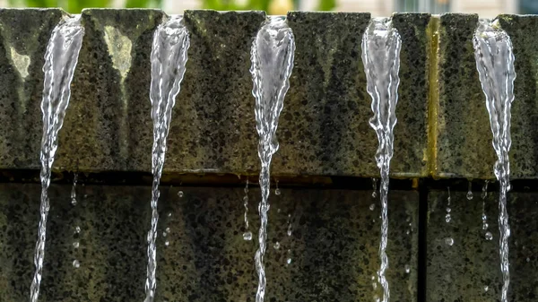 Panorama cadre Trickling eau claire de fontaine fermer à l'extérieur de l'Utah State Capital Building — Photo