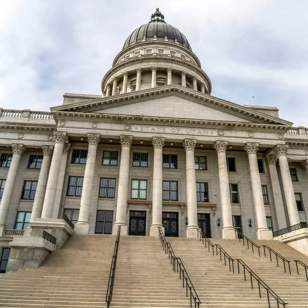 Square Utah State Capital bâtiment dôme et escaliers menant à l'entrée pédimentée — Photo