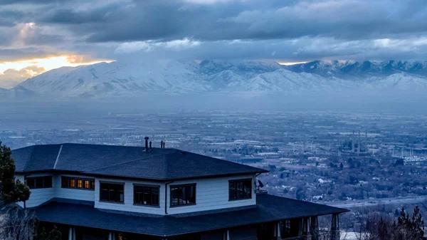 Marco panorámico Downtown Salt Lake City con montañas nevadas y sombrías vistas al cielo nublado en invierno — Foto de Stock