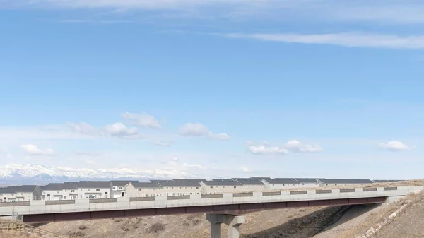 Panorama crop Concrete bridge and houses on snowy neighborhood in South Jordan City in winter — Stock Photo, Image