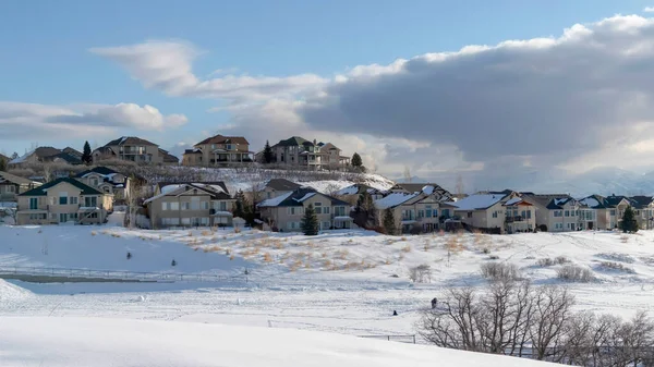 Panorama Wasatch Mountain en invierno con casas en hectáreas de terreno cubierto de nieve — Foto de Stock