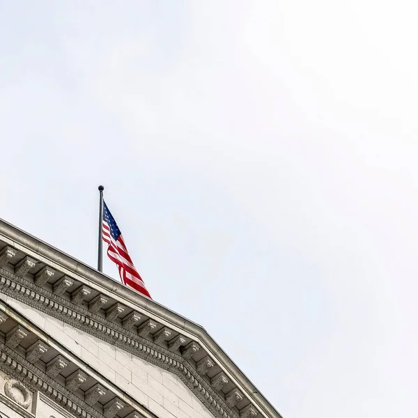 Praça Entrada pedimentada do histórico edifício da capital do estado de Utah em Salt Lake City — Fotografia de Stock