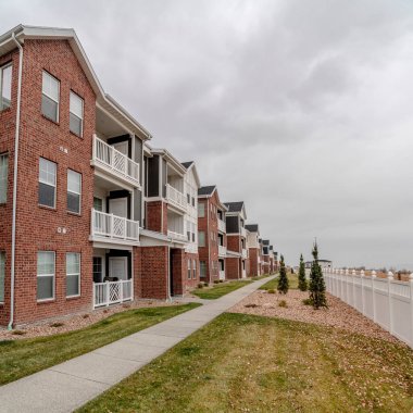 Kare çerçeve Modern tuğla apartman balkonlu gün ışığı