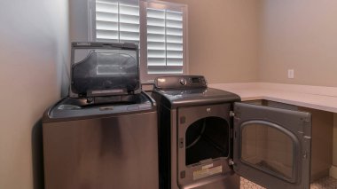 Panorama çerçevesi bir çamaşır odasının içindeki elektrikli aletler