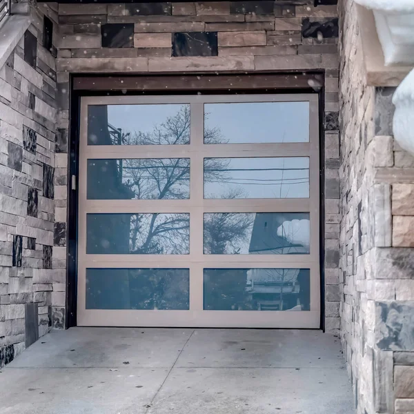 Quadro quadrado Fechar painel de vidro porta de garagem de casa com pedra parede exterior de tijolo — Fotografia de Stock