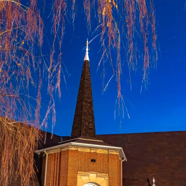 Recorte cuadrado Exterior de una iglesia con pared de ladrillo en el pintoresco Provo Utah contra el cielo azul claro — Foto de Stock