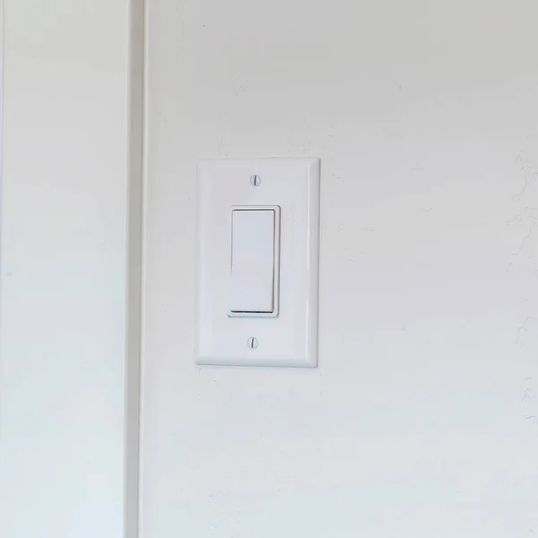 Marco cuadrado Interruptor de luz eléctrica interior del hogar montado en fondo de pared blanco — Foto de Stock